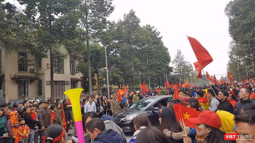 Hàng vạn người đội mưa rét, đứng dọc 30km đón mừng U23 Việt Nam ảnh 56