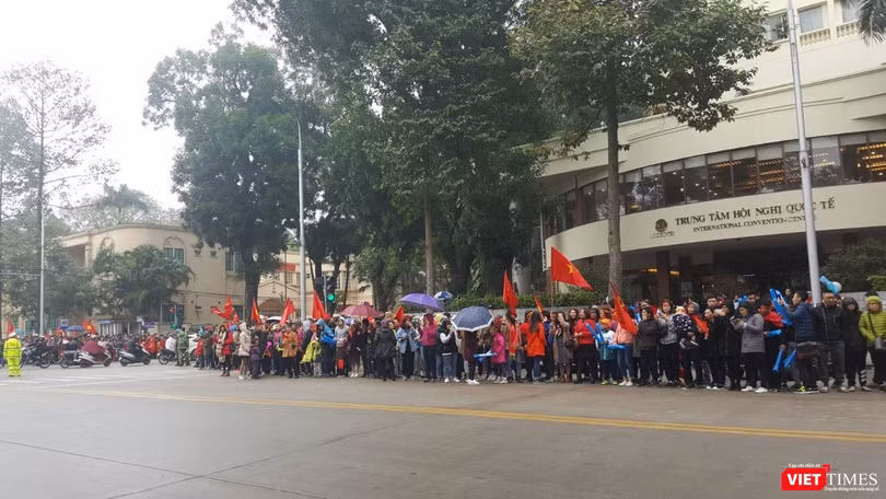 Hàng vạn người đội mưa rét, đứng dọc 30km đón mừng U23 Việt Nam ảnh 28