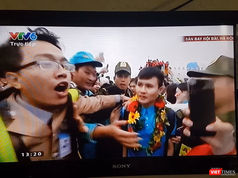 Hàng vạn người đội mưa rét, đứng dọc 30km đón mừng U23 Việt Nam ảnh 24