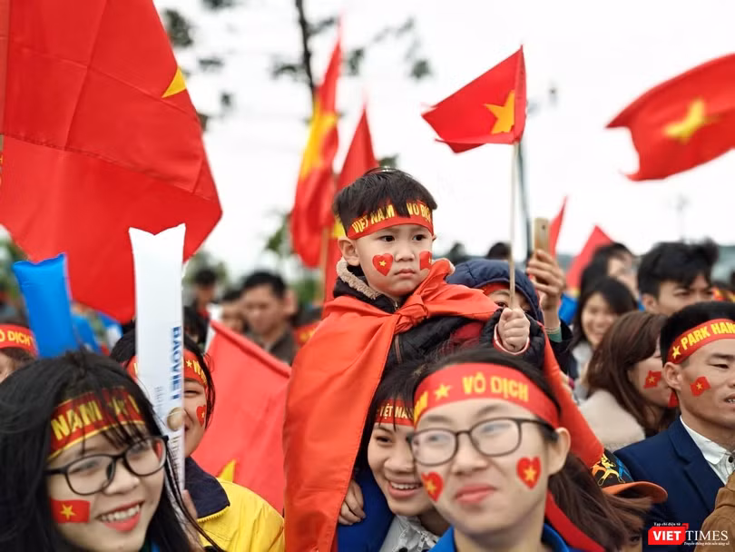 Hàng vạn người đội mưa rét, đứng dọc 30km đón mừng U23 Việt Nam ảnh 5