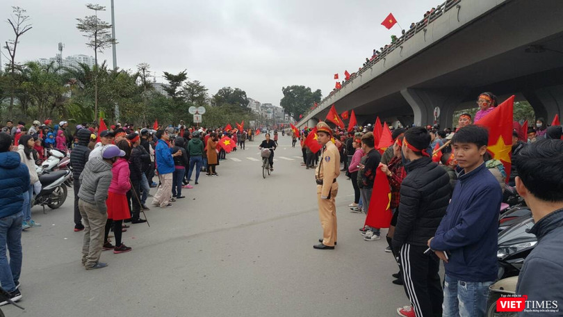 Hàng vạn người đội mưa rét, đứng dọc 30km đón mừng U23 Việt Nam ảnh 46