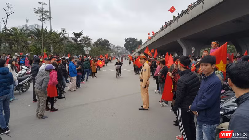 Hàng vạn người đội mưa rét, đứng dọc 30km đón mừng U23 Việt Nam ảnh 46
