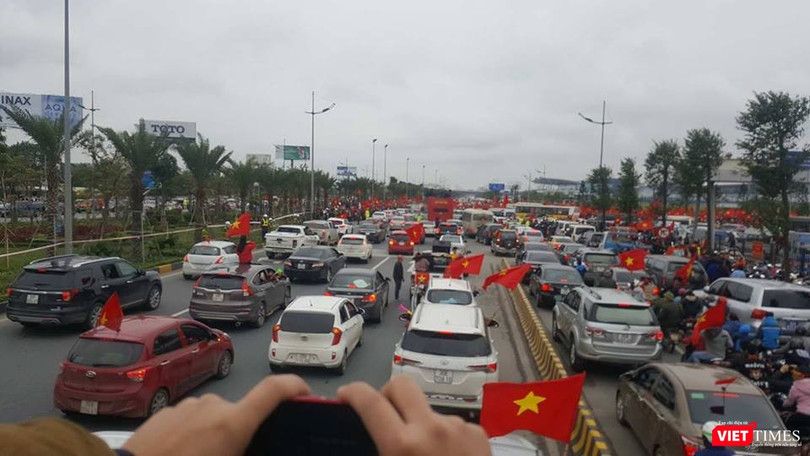 Hàng vạn người đội mưa rét, đứng dọc 30km đón mừng U23 Việt Nam ảnh 14
