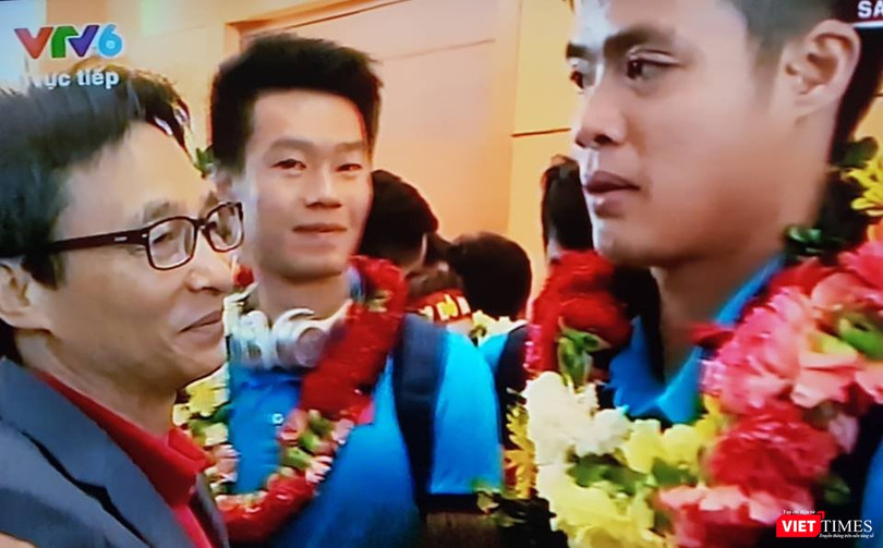 Hàng vạn người đội mưa rét, đứng dọc 30km đón mừng U23 Việt Nam ảnh 27