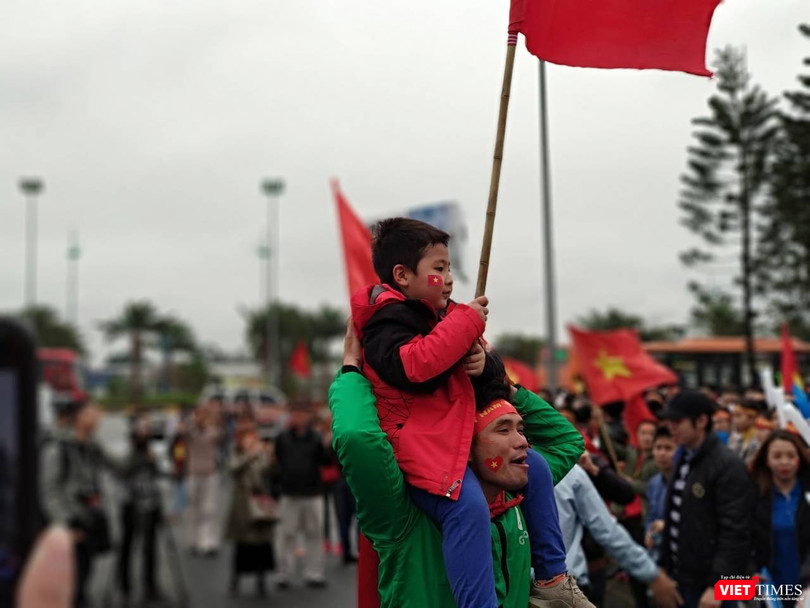 Hàng vạn người đội mưa rét, đứng dọc 30km đón mừng U23 Việt Nam ảnh 3