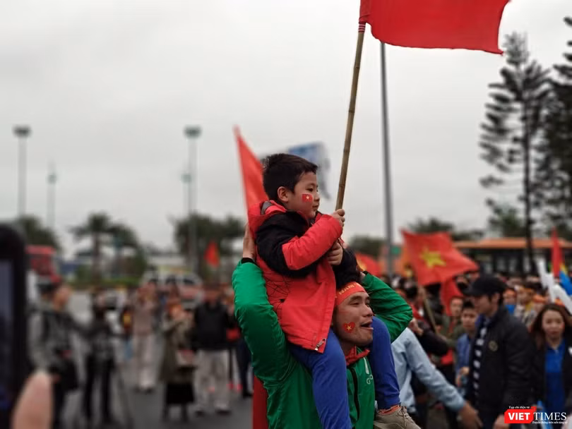 Hàng vạn người đội mưa rét, đứng dọc 30km đón mừng U23 Việt Nam ảnh 3