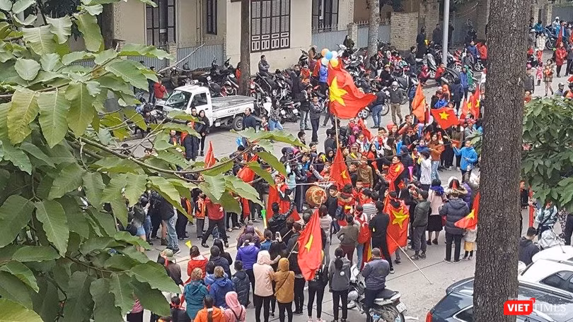 Hàng vạn người đội mưa rét, đứng dọc 30km đón mừng U23 Việt Nam ảnh 57