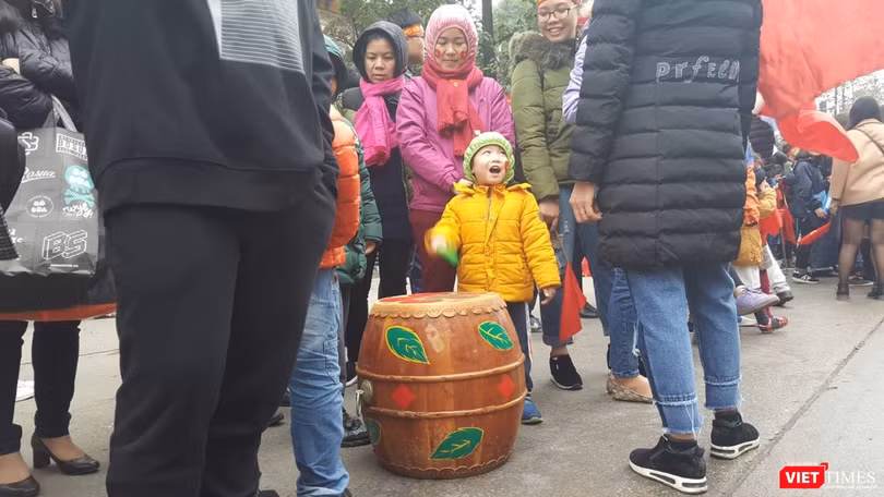 Hàng vạn người đội mưa rét, đứng dọc 30km đón mừng U23 Việt Nam ảnh 33