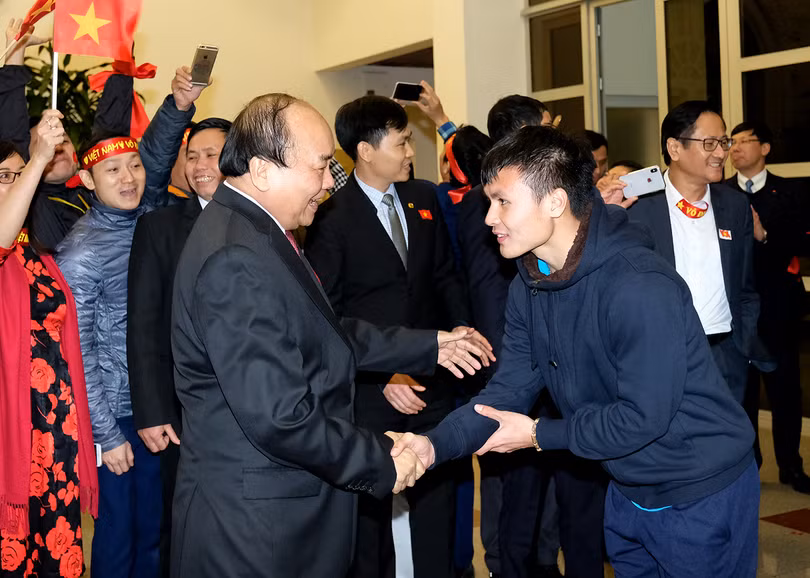 Thủ tướng bắt tay rất chặt, hỏi thăm từng cầu thủ của đội tuyển U23.