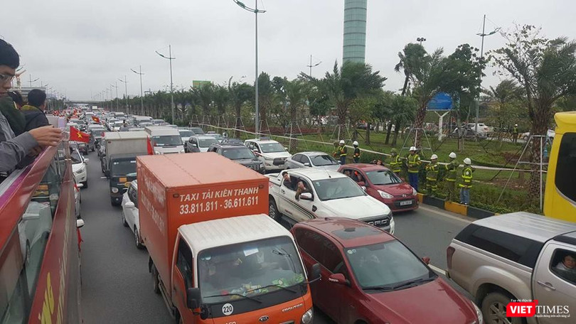 Hàng vạn người đội mưa rét, đứng dọc 30km đón mừng U23 Việt Nam ảnh 15