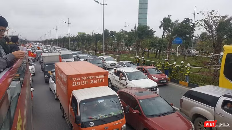 Hàng vạn người đội mưa rét, đứng dọc 30km đón mừng U23 Việt Nam ảnh 15