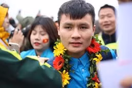 Hàng vạn người đội mưa rét, đứng dọc 30km đón mừng U23 Việt Nam ảnh 2