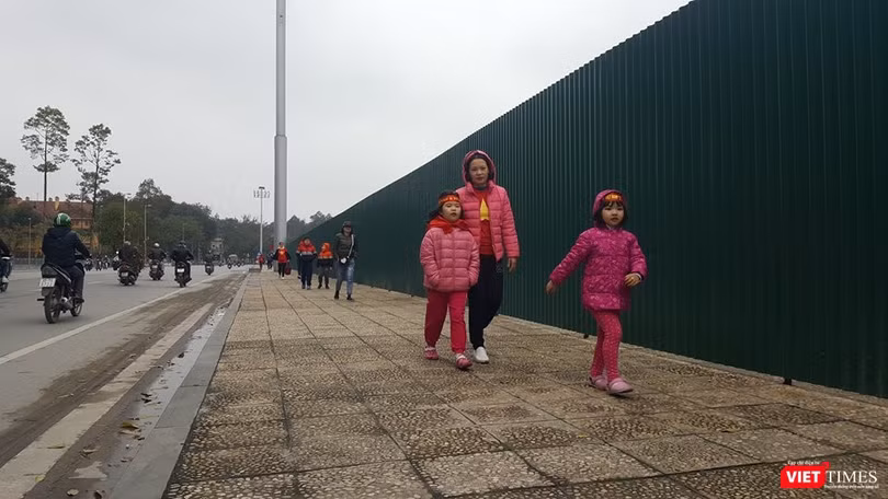 Hàng vạn người đội mưa rét, đứng dọc 30km đón mừng U23 Việt Nam ảnh 13