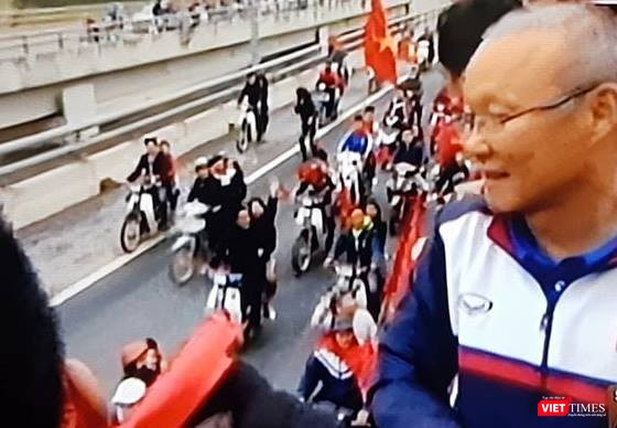 Hàng vạn người đội mưa rét, đứng dọc 30km đón mừng U23 Việt Nam ảnh 48