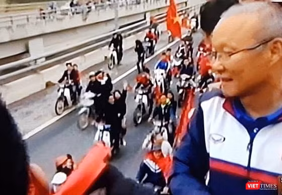 Hàng vạn người đội mưa rét, đứng dọc 30km đón mừng U23 Việt Nam ảnh 48