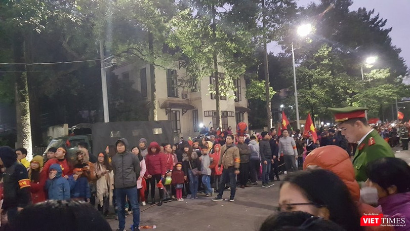 Hàng vạn người đội mưa rét, đứng dọc 30km đón mừng U23 Việt Nam ảnh 66