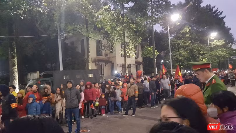 Hàng vạn người đội mưa rét, đứng dọc 30km đón mừng U23 Việt Nam ảnh 66