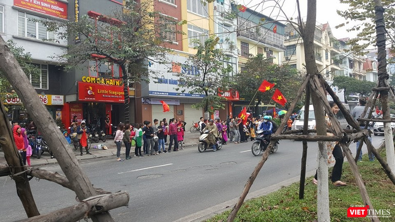 Hàng vạn người đội mưa rét, đứng dọc 30km đón mừng U23 Việt Nam ảnh 16