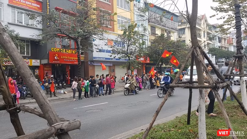 Hàng vạn người đội mưa rét, đứng dọc 30km đón mừng U23 Việt Nam ảnh 16