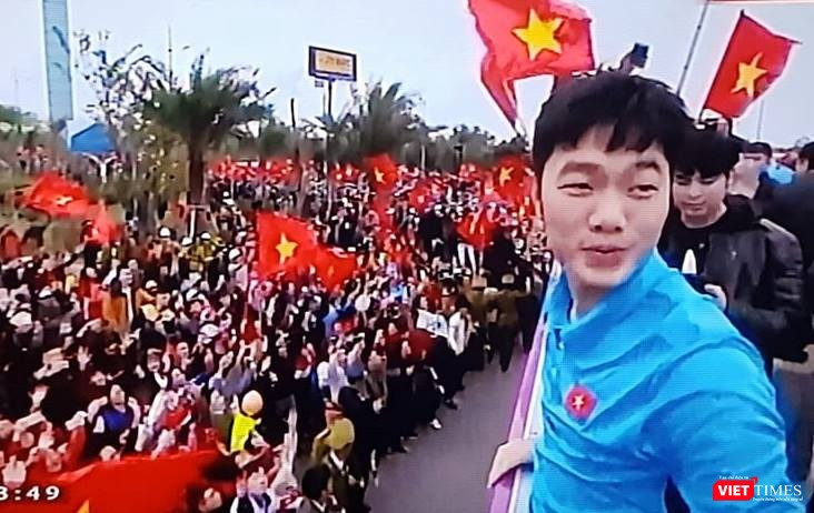 Hàng vạn người đội mưa rét, đứng dọc 30km đón mừng U23 Việt Nam ảnh 32