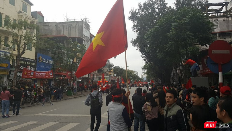 Hàng vạn người đội mưa rét, đứng dọc 30km đón mừng U23 Việt Nam ảnh 55