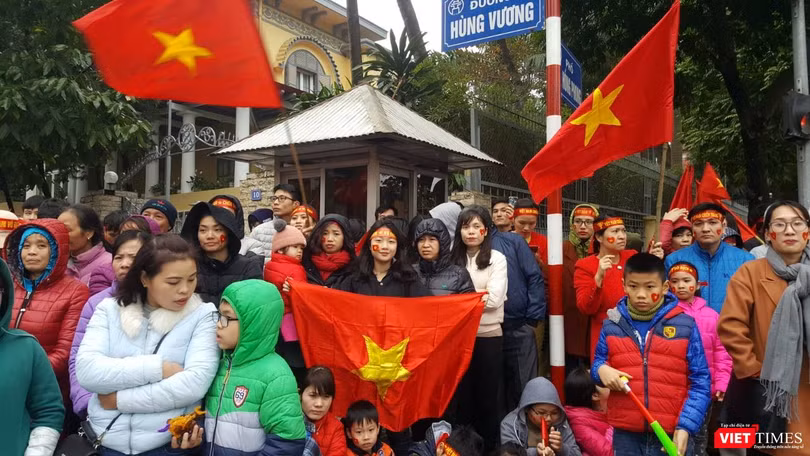 Hàng vạn người đội mưa rét, đứng dọc 30km đón mừng U23 Việt Nam ảnh 29