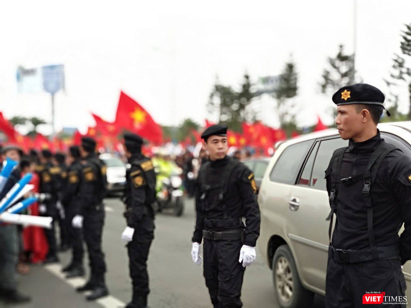 Hàng vạn người đội mưa rét, đứng dọc 30km đón mừng U23 Việt Nam ảnh 8