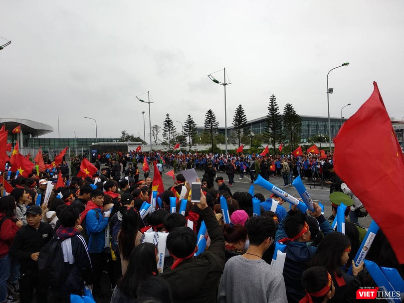 Hàng vạn người đội mưa rét, đứng dọc 30km đón mừng U23 Việt Nam ảnh 6