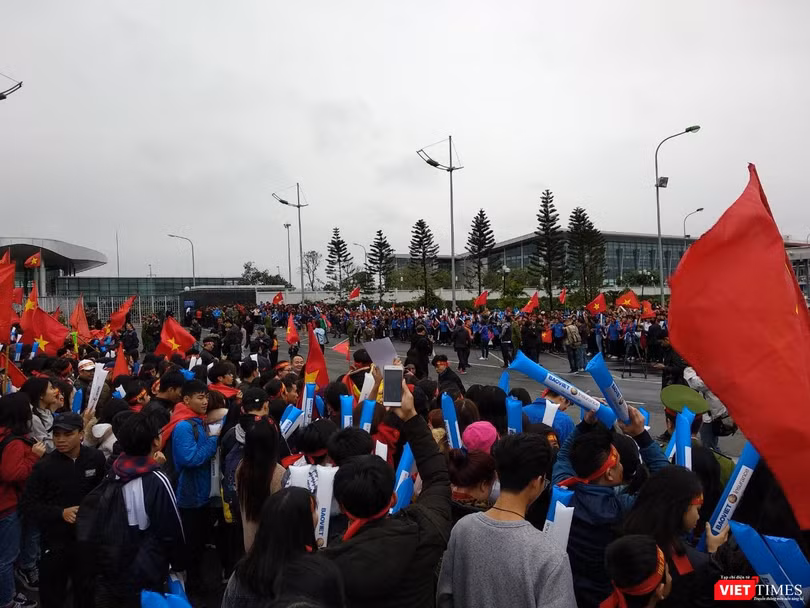 Hàng vạn người đội mưa rét, đứng dọc 30km đón mừng U23 Việt Nam ảnh 6