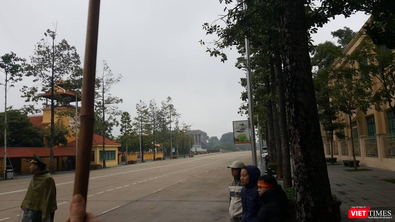 Hàng vạn người đội mưa rét, đứng dọc 30km đón mừng U23 Việt Nam ảnh 20