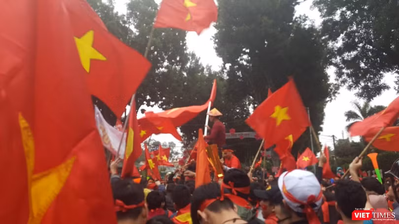 Hàng vạn người đội mưa rét, đứng dọc 30km đón mừng U23 Việt Nam ảnh 58