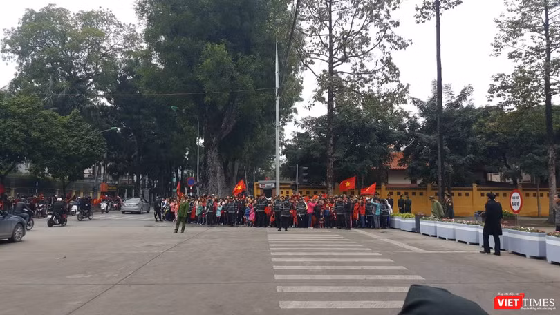 Hàng vạn người đội mưa rét, đứng dọc 30km đón mừng U23 Việt Nam ảnh 21