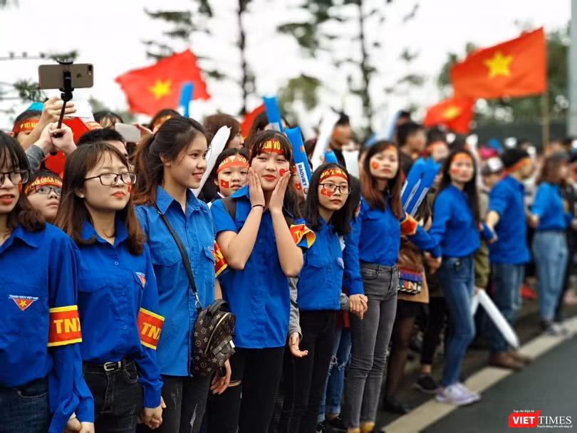 Hàng vạn người đội mưa rét, đứng dọc 30km đón mừng U23 Việt Nam ảnh 1