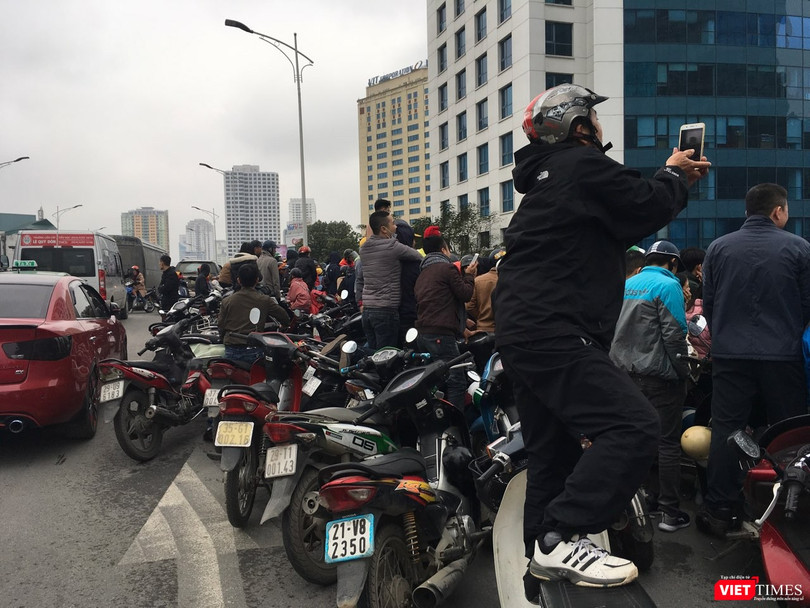 Hàng vạn người đội mưa rét, đứng dọc 30km đón mừng U23 Việt Nam ảnh 53