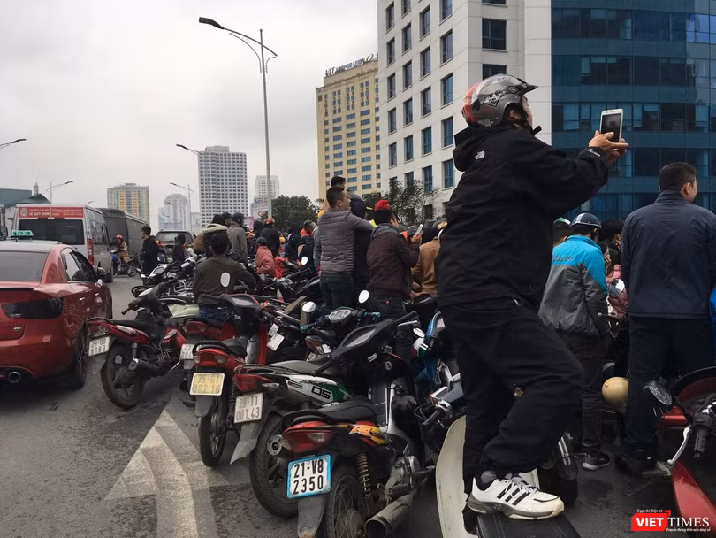 Hàng vạn người đội mưa rét, đứng dọc 30km đón mừng U23 Việt Nam ảnh 53