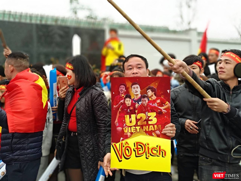 Hàng vạn người đội mưa rét, đứng dọc 30km đón mừng U23 Việt Nam ảnh 7
