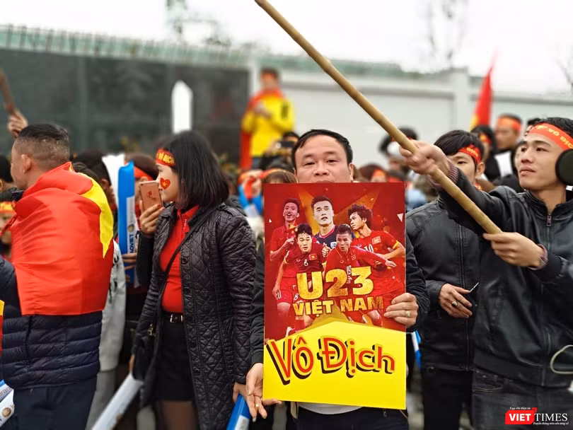 Hàng vạn người đội mưa rét, đứng dọc 30km đón mừng U23 Việt Nam ảnh 7