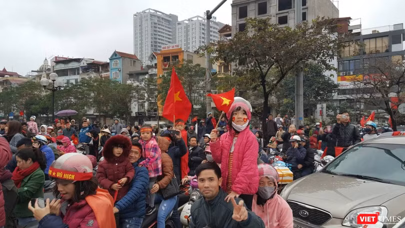 Hàng vạn người đội mưa rét, đứng dọc 30km đón mừng U23 Việt Nam ảnh 42