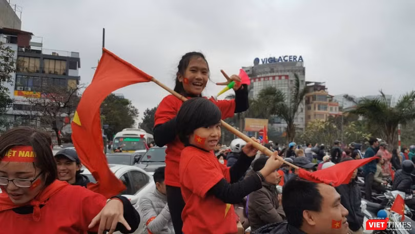 Hàng vạn người đội mưa rét, đứng dọc 30km đón mừng U23 Việt Nam ảnh 41