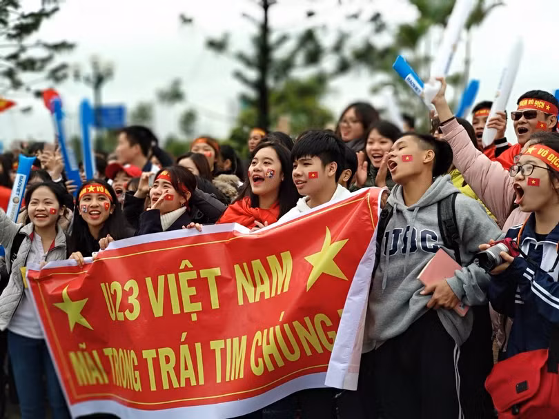 Khắp các cả đường, ở khu vực Cầu Nhật Tân - Sân bay Nội Bài, dòng người hâm mộ đổ đến mỗi lúc một đông.