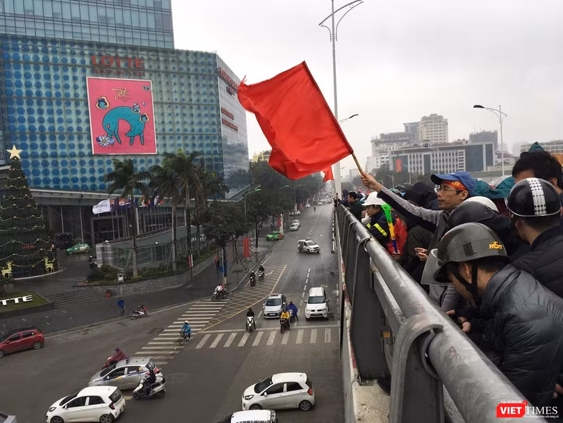 Hàng vạn người đội mưa rét, đứng dọc 30km đón mừng U23 Việt Nam ảnh 44