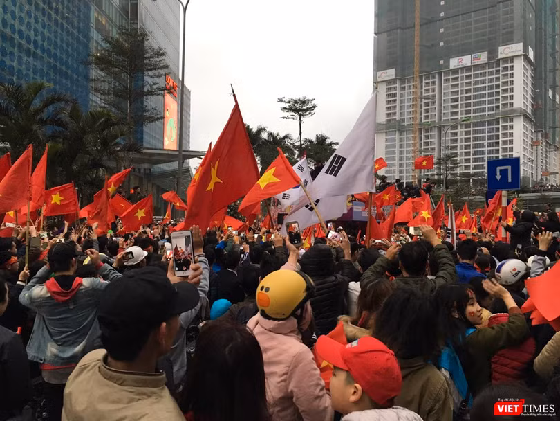 Hàng vạn người đội mưa rét, đứng dọc 30km đón mừng U23 Việt Nam ảnh 65