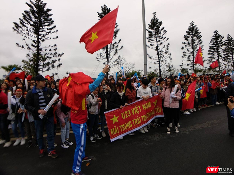 Hàng vạn người đội mưa rét, đứng dọc 30km đón mừng U23 Việt Nam ảnh 4