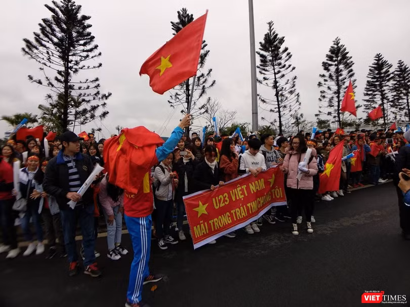 Hàng vạn người đội mưa rét, đứng dọc 30km đón mừng U23 Việt Nam ảnh 4