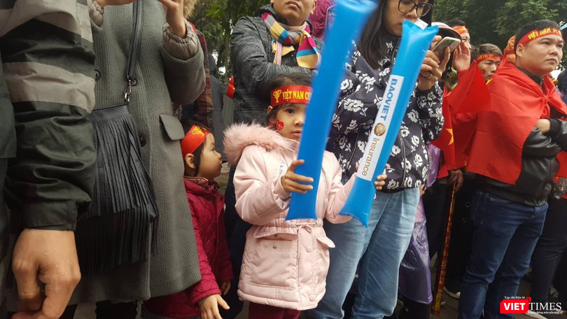 Hàng vạn người đội mưa rét, đứng dọc 30km đón mừng U23 Việt Nam ảnh 31