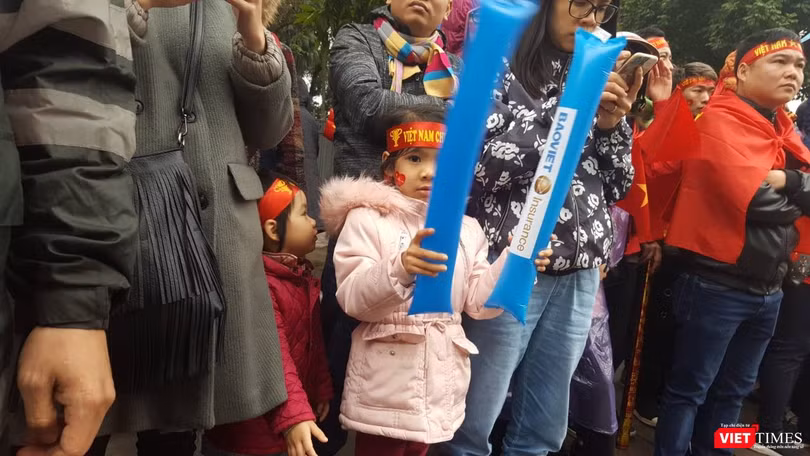 Hàng vạn người đội mưa rét, đứng dọc 30km đón mừng U23 Việt Nam ảnh 31