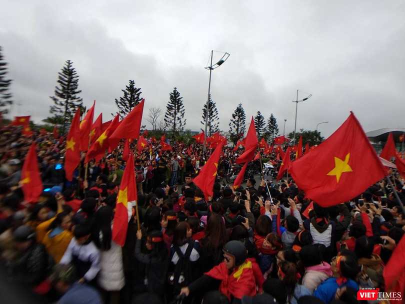 Hàng vạn người đội mưa rét, đứng dọc 30km đón mừng U23 Việt Nam ảnh 39