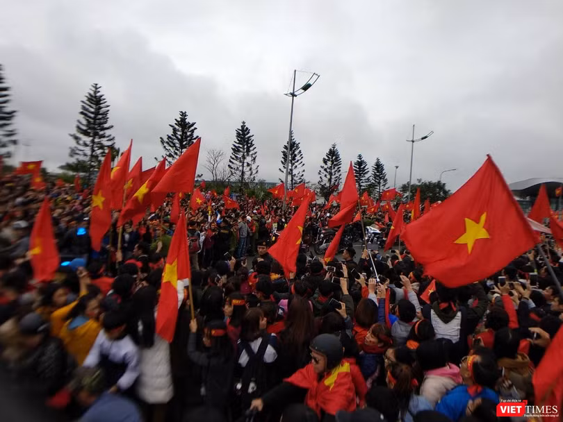 Hàng vạn người đội mưa rét, đứng dọc 30km đón mừng U23 Việt Nam ảnh 39