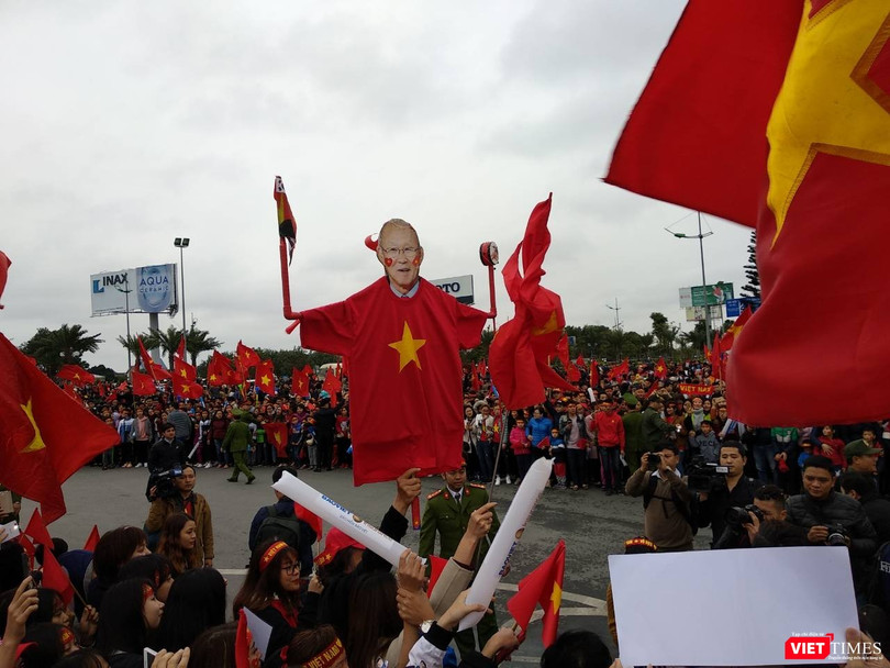 Hàng vạn người đội mưa rét, đứng dọc 30km đón mừng U23 Việt Nam ảnh 11