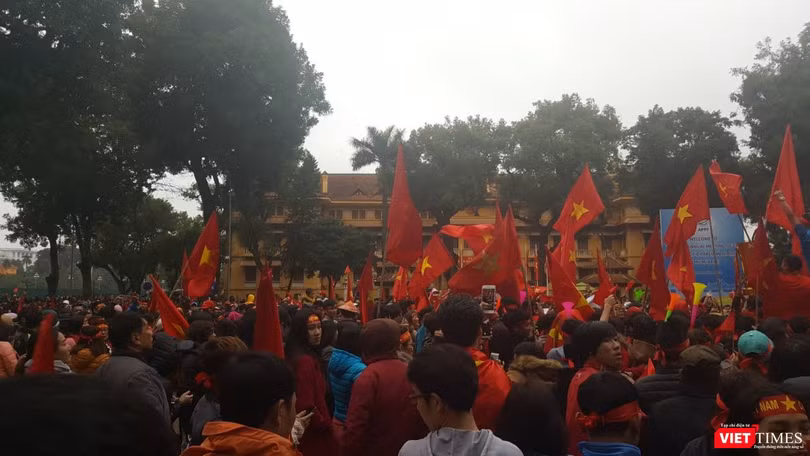 Hàng vạn người đội mưa rét, đứng dọc 30km đón mừng U23 Việt Nam ảnh 59